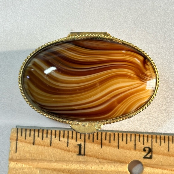 Vintage oval trinket pill box gold tone floral design faux agate gemstone - Picture 6 of 6